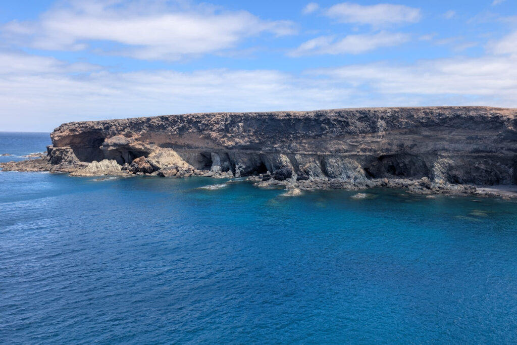 AJuy vue sur les grottes